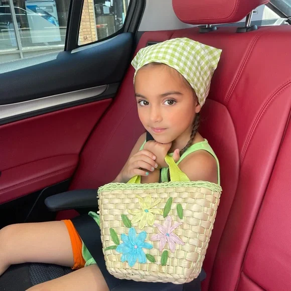 Beautiful intricate floral/straw toddler purse😍